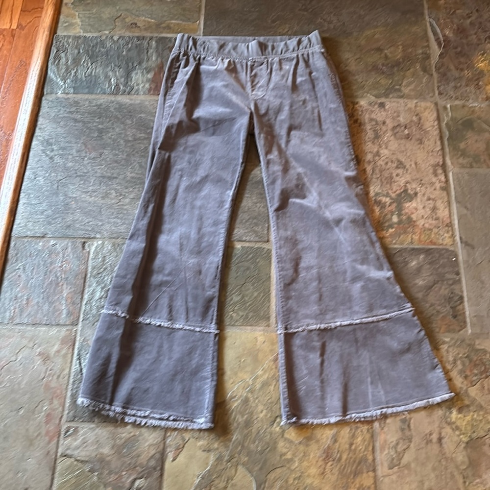 Fun gray bell bottom corduroy jeans by Wearables in a size M. Pull on styling.